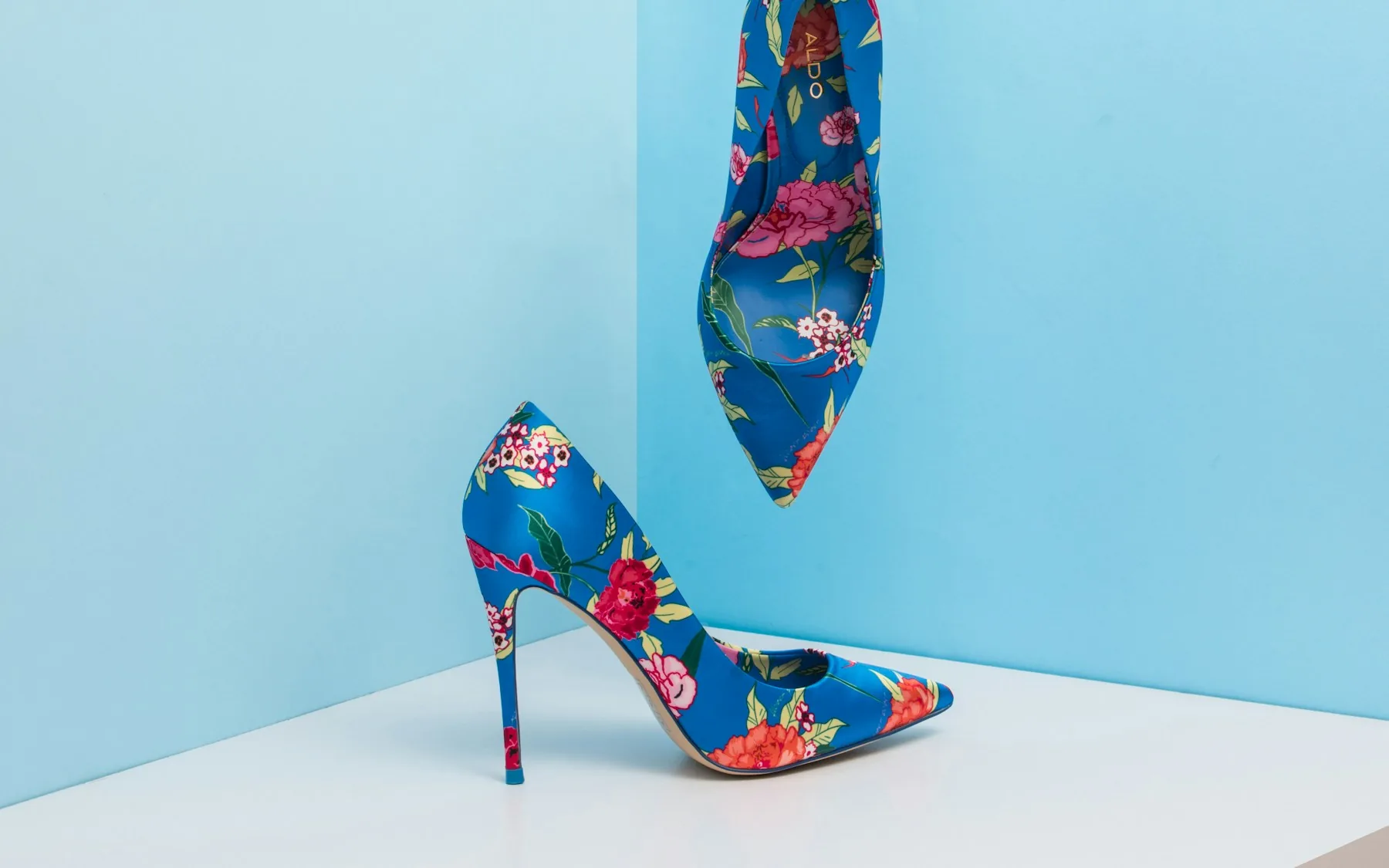 Pantof de ocazie cu toc stiletto, pe parchet de sală