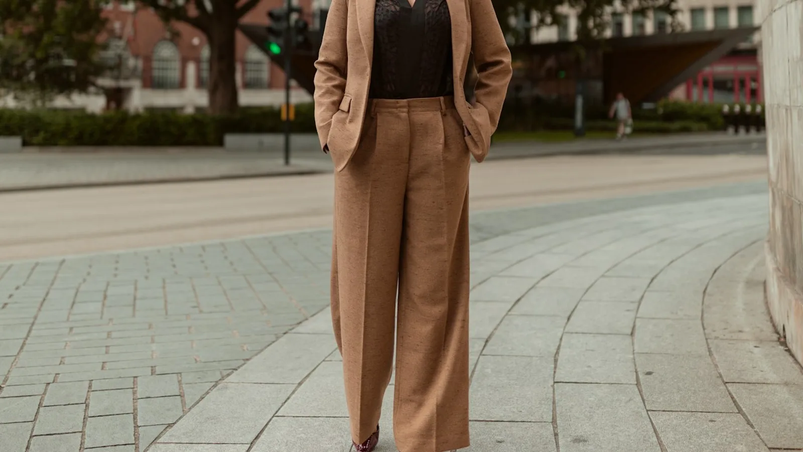 Pantofi office damă cu toc, sub pantalon de birou, pe stradă