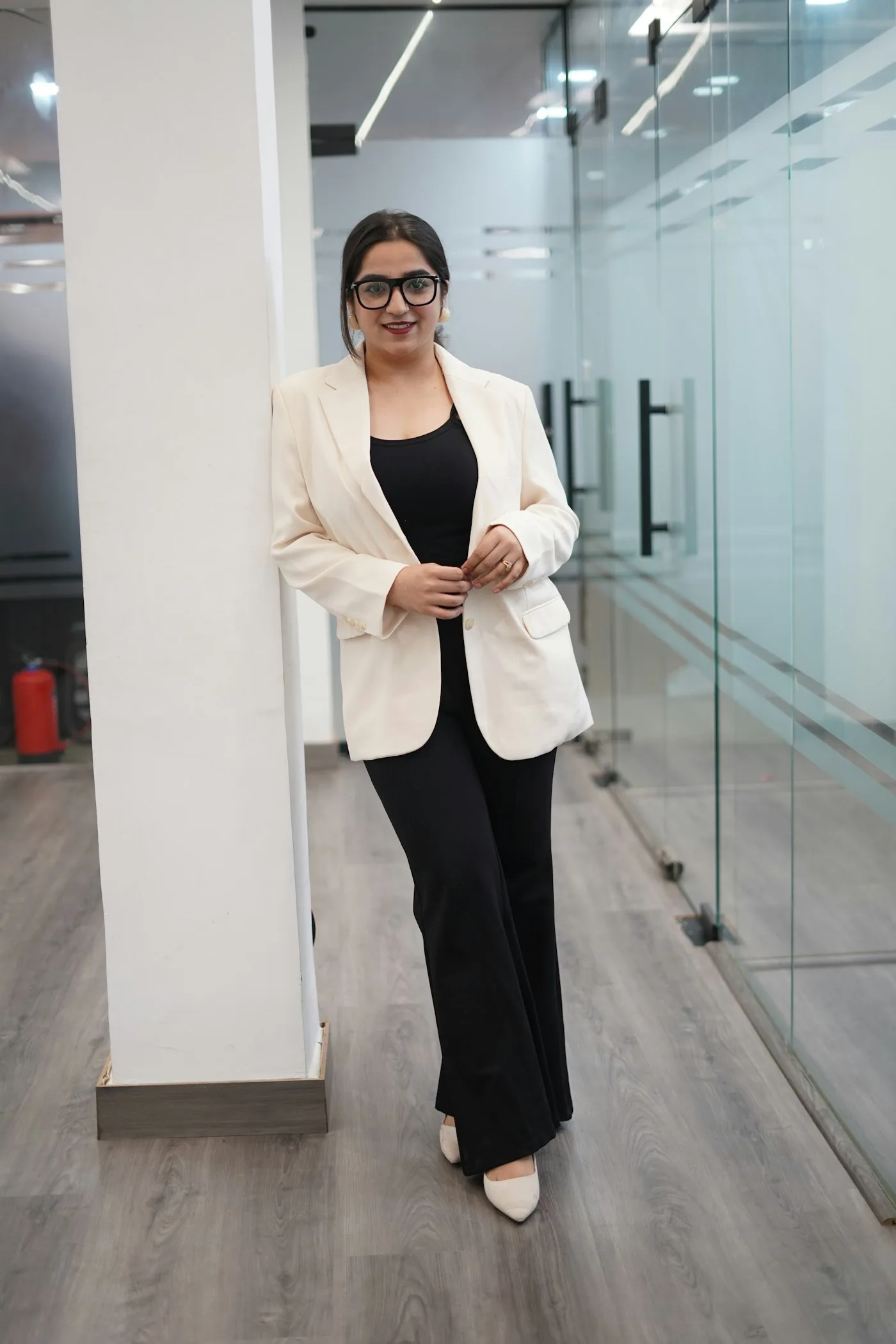 Look de birou damă: pantaloni drepți și bluză, scaun de program, mocasin de piele