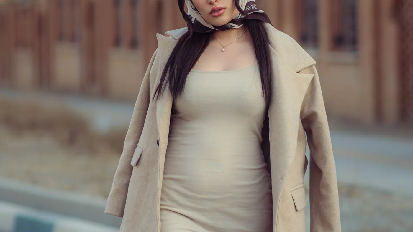 Rochie midi cu palton până la șold, toamnă pe stradă
